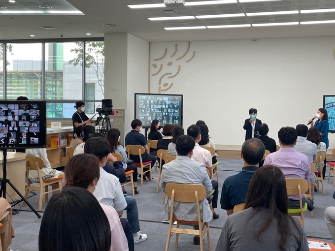 남양주시는 21일 정약용도서관에서 직원 300명을 대상으로 유인경 전 경향신문 기자를 초청해 2분기 명사 특강을 실시했다. (사진=남양주시 제공)