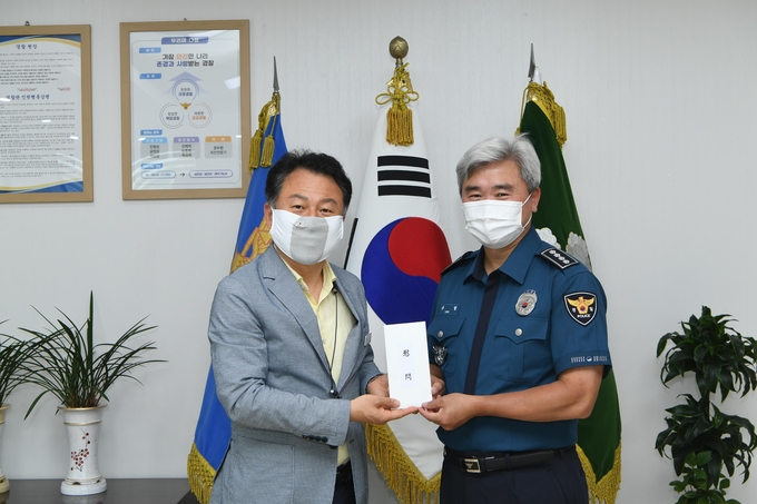 구리시 안승남 시장은 지난 8일 구리경찰서를 방문해 격려금을 전달하고 있다. (사진=구리시 제공)