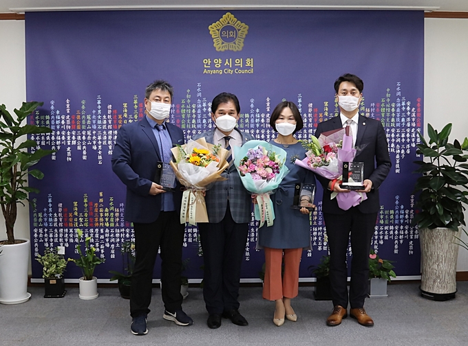 안양시의회 이은희·강기남·박준모 의원 의정활동 우수의원으로 표창패를 받았다., (사진=안양시의회 제공)