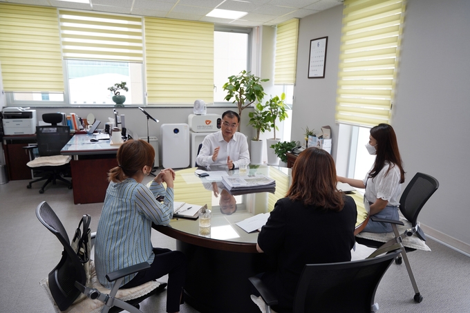 송영완 수원시청소년 이사장과 인터뷰를 진행하고 있는 모습 (사진=수원시청소년재단 제공)