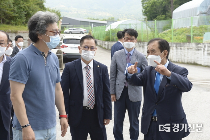 박윤국 포천시장이 공장 진출입 시 불편사항에 대해 김창식 대표와 의견을 나누고 있다. (사진=포천시 제공)