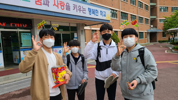오산 대호중학교 인성교육1_학생언어문화개선 OK사인모습(사진=대호중 제공)