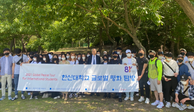 장준하 추모공원에서 장호권 교수와 참석한 유학생들이 기념촬영을 하고 있다. (사진=한신대학교 제공)