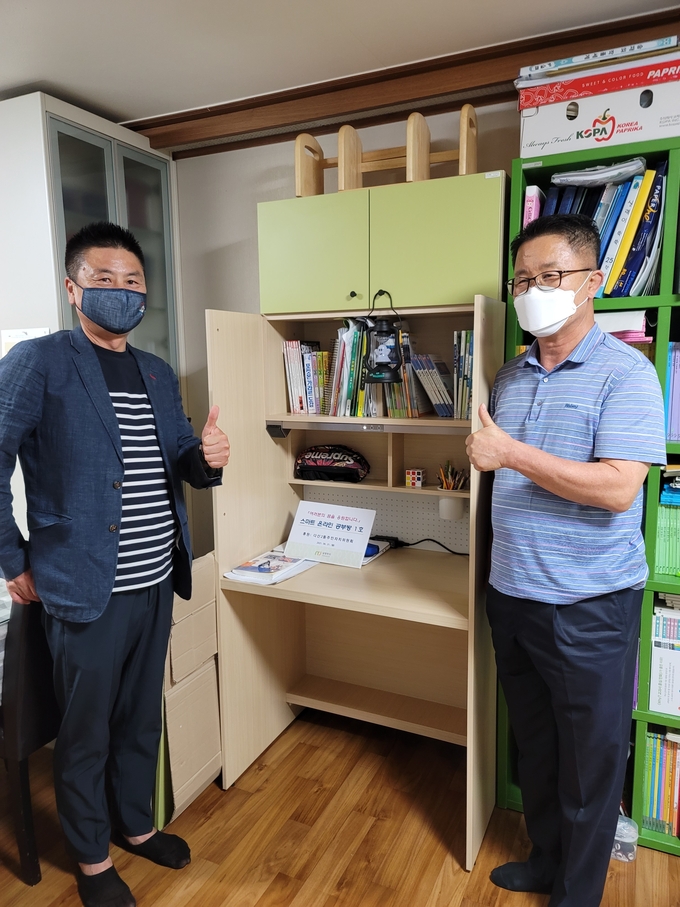 남양주시 다산2동 지역사회보장협의체가 지난 21일 다산2동 주민자치위원회의 후원으로 저소득 가구 아동의 안정적인 학습환경 조성을 위한 ‘스마트 온라인 공부방’을 지원했다. (사진=남양주시 제공)
