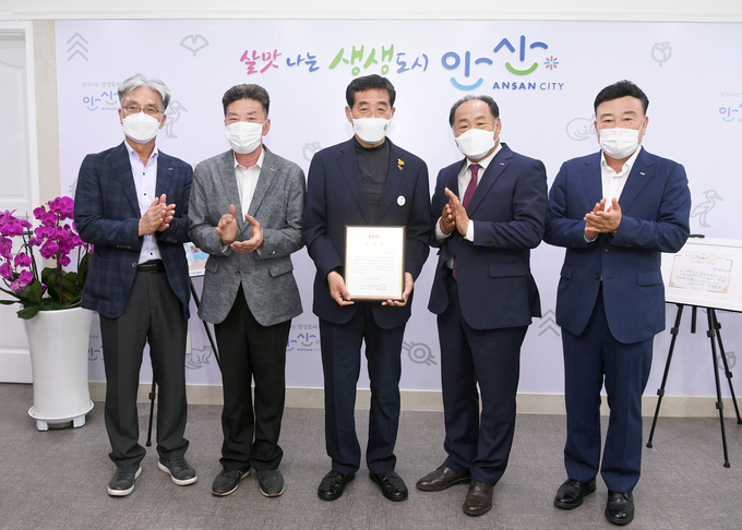(왼쪽부터)안산공산품유통상가사업협동조합 주병수 이사장, 경기안산시수퍼마켓협동조합 송홍철 이사장, 윤화섭 안산시장, 중소기업중앙회 경기중소기업회장 추연옥, 반월표면처리사업협동조합 설필수 이사장이 22일 감사패 전달 기념촬영을 하고 있다. (사진=중소기업중앙회 경기지역본부)