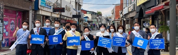 경기도일자리재단이 22일 경기도주식회사와 동두천시 중앙시장 일대에서 배달특급 홍보를 진행했다. (사진= 경기도 제공)