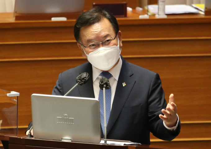 김부겸 국무총리가 22일 서울 여의도 국회 본회의에서 진행된 정치·외교·통일·안보 분야 대정부 질문에서 답변하고 있다. (사진= 연합뉴스) 
