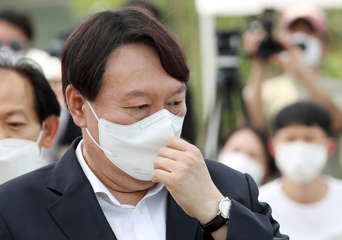 윤석열 전 검찰총장이 지난 9일 오후 서울 남산예장공원 개장식에서 마스크를 고쳐쓰고 있다. (사진= 연합뉴스) 