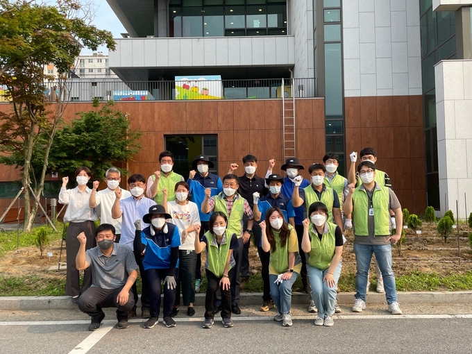 남양주도시공사 주니어보드 이사들이 정부의 탄소중립선언에 동참하기 위해 지난 22일‘사랑의 나무심기’행사를 가졌다. (사진=남양주도시공사 제공)