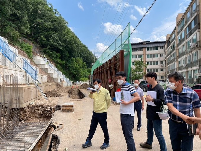 한대희 가평군 부군수가 장마철 집중호우에 대비해 재난취약지역 현장을 점검했다. (사진=가평군 제공)