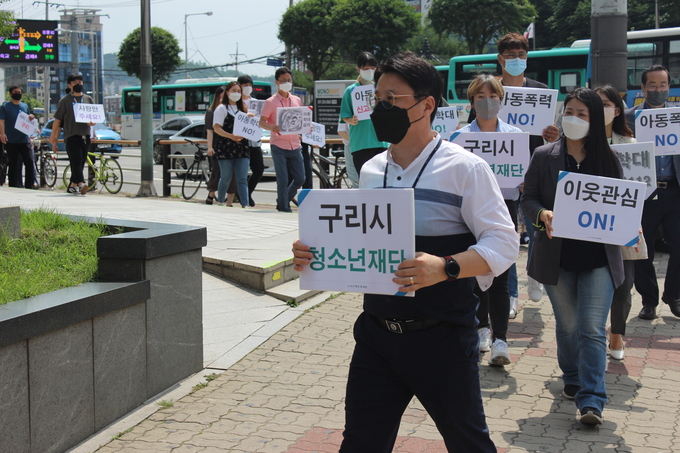 구리시청소년재단 신재옥 대표이사 및 임직원들이 아동학대 예방 걷기 캠페인 진행하고 있다. (사진=구리시청소년재단 제공)