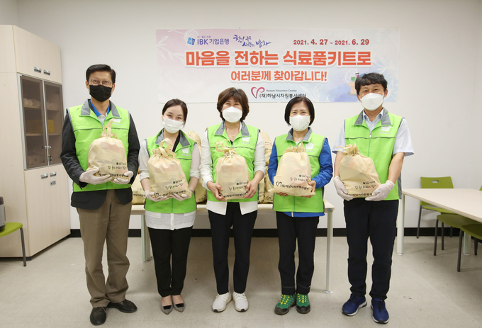 하남시의회 의원들이 독거노인과 장애인 등을 위한 식료품 꾸러미 포장 봉사에 나선 모습. (사진=하남시의회 제공)