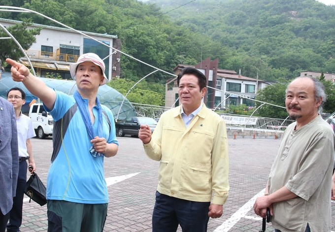 최대호 안양시장이 도시재생 현장을 방문해 설명을 듣고 있다. (사진=안양시 제공)