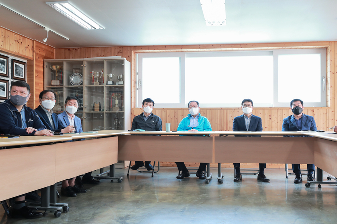 조광한 남양주시장은 지난 23일 쓰레기 20% 감량 정책의 일환으로 추진하고 있는 화도읍 북극곰 마을을 방문해 운영 실태를 점검했다.(사진=남양주시 제공)