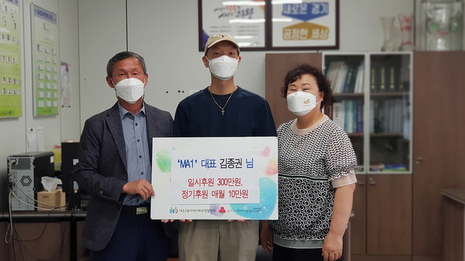 영상회사 MA1 김종권 대표가 24일 의왕시 내손2동을 방문해 성금 300만 원을 후원했다. (사진=의왕시 내손2동 제공)