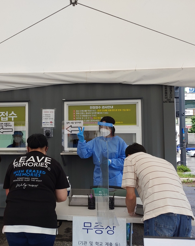 남양주시 동부보건센터는 코로나19 확진자가 계속 발생함에 따라 보다 빠르고 정확한 선별검사를 위해 화도·수동 행정복지센터 주차장 내 선별진료소를 확대 운영하고 있다.(사진=남양주시 제공)
