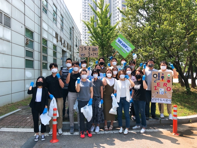 남양주도시공사(사장 신동민, 이하 공사)가 24일 ‘청정 남양주 만들기’프로젝트 추진을 위한 경영지원처의 쓰담 달리기(플로깅) 행사를 가졌다.(사진=남양주도시공사 제공)