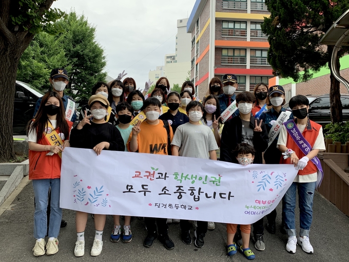 남양주북부경찰서는 학교폭력 없는 ‘안전한 학교 만들기’를 위해 관내 초등학교 23개교를 대상으로 경-학(警-學) 협업 등교 지원 캠페인을 성황리에 마쳤다.(사진=남양주북부경찰서 제공)