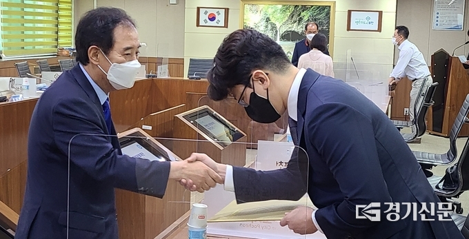 박윤국 포천시장이 임용장을 수여하고 있다. (사진=문석완 기자)