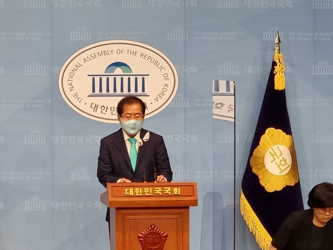 24일 서울 여의도 국회 소통관에서 기자회견을 하고 있는 홍준표 의원 (사진=정영선 기자)