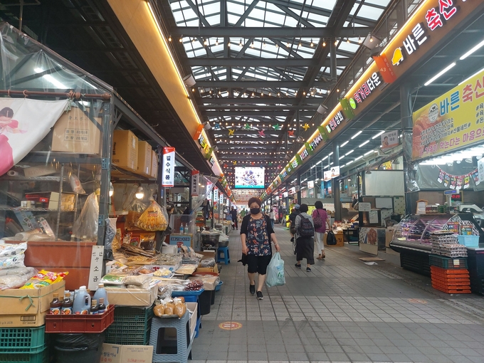24일 오전 수원 화서시장에서 시민들이 장을 보고 있다. (사진=편지수 기자)