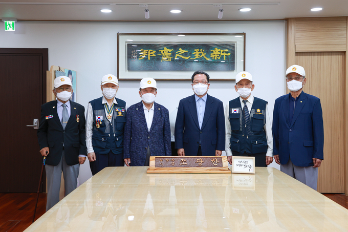 조광한 남양주시장은 6.25전쟁 71주년을 맞아 25일 시장 집무실에서 6.25 참전 유공자들과 간담회를 갖고 참전 용사들을 격려했다. (사진=남양주시 제공)