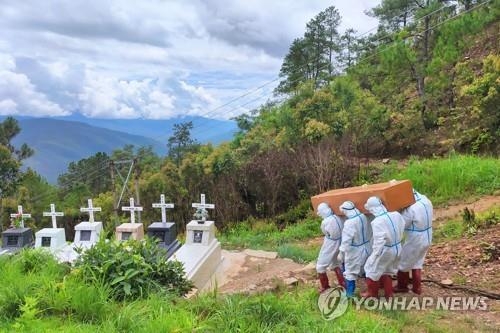 서부 친주에서 코로나19로 숨진 이의 관을 공동묘지로 옮기는 모습. (사진=CHINLAND HERALD DAILY NEWS 제공/AFP=연합뉴스)