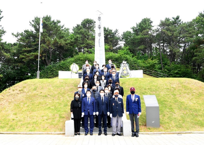 파주시 기관단체장들이 현충일 추념식 후 기념촬영을 하고 있다. (사진=파주시 제공)