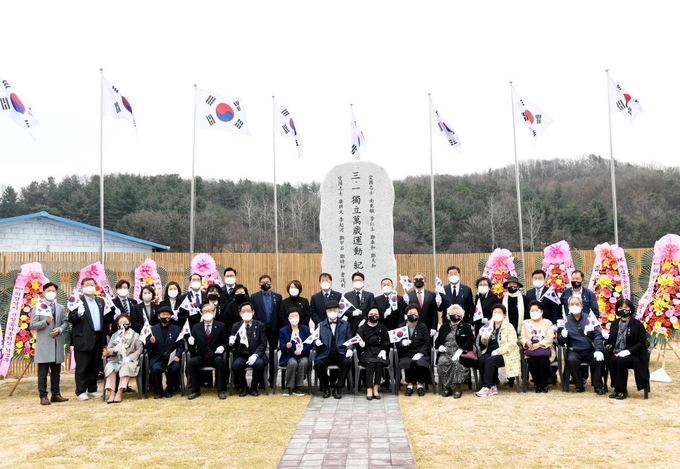 파주 3.1독립만세운동 기념비준공식 후 기념촬영을 하고 있다. (사진=파주시 제공)
