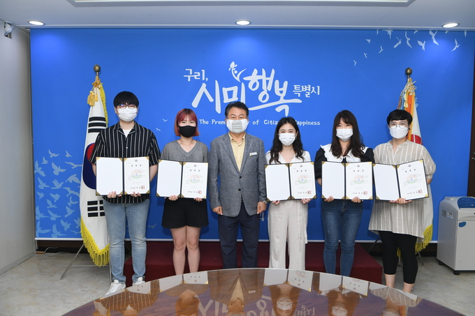 안승남 구리시장이 지난 24일 제2기 SNS 서포터즈 위촉장 수여하고 있다. (사진=구리시 제공)