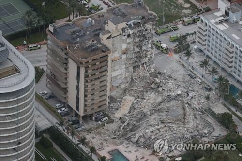 붕괴 사고가 난 플로리다주 마이애미데이드카운티 서프사이드의 아파트 (사진=AFP/연합뉴스 제공)