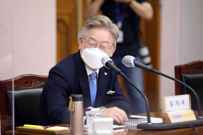 25일 오후 경기도청 신관 4층 제1회의실에서 이재명 경기도지사와 이재강 경기도 평화부지사, 이용철 행정1부지사, 이한규 행정2부지사, 경기도 실·국장, 경기도 공공기관장 및 사업소장 등이 참석한 가운데 2021년 6월 확대간부회의가 열리고 있다. (사진 = 경기도 제공)