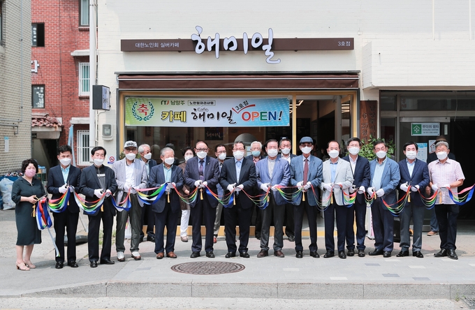 대한노인회남양주시지회(지회장 윤해원)가 노인 일자리 사업의 일환으로 지난 25일 실버카페 ‘해미일’ 3호점을 개점했다.(사진=남양주시 제공)