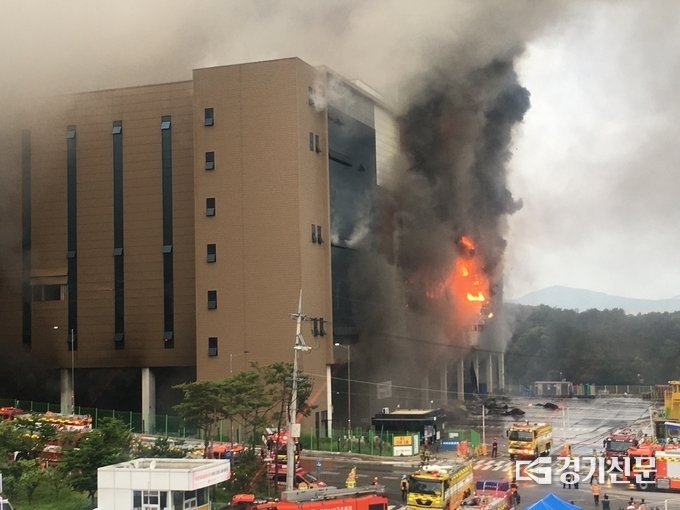 17일 이천시 마장면 쿠팡 덕평물류센터에 화재가 발생했다. 계속된 진화 작업에도 불길과 연기가 거세지고 있다. (사진=김민기 기자)
