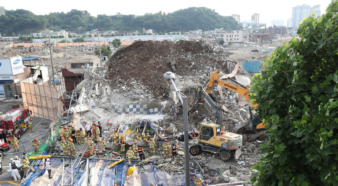 9일 오후 광주 동구 학동의 한 철거 작업 중이던 건물이 붕괴, 도로 위로 건물 잔해가 쏟아져 시내버스 등이 매몰됐다. 사진은 사고 현장에서 119 구조대원들이 구조 작업을 펼치는 모습. (사진=연합뉴스 제공)