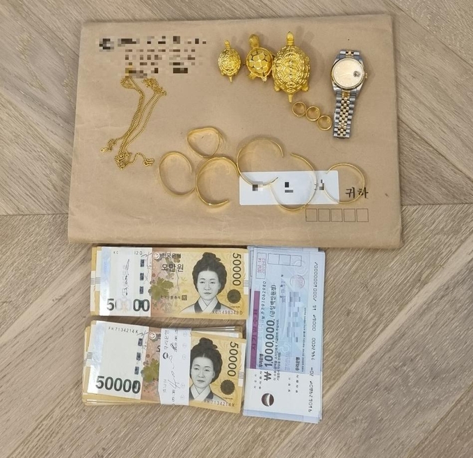 고액 체납자 자택에서 압류된 현금과 물품 (사진=용인시 제공)