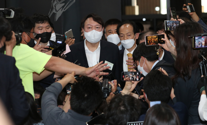 윤석열 전 검찰총장이 지난 9일 오후 서울 중구 남산예장공원 내에 있는 우당 기념관 개관식에 참석해 전시물을 관람한 뒤 취재진에 둘러싸여 있다. (사진=연합뉴스) 