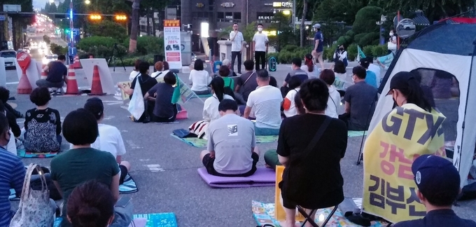 국토교통부가 행정예고안에 반발한 시민들이 김포시청 앞에서 밤샘 시위를 벌이고 있다.(사진 =천용남 기자)