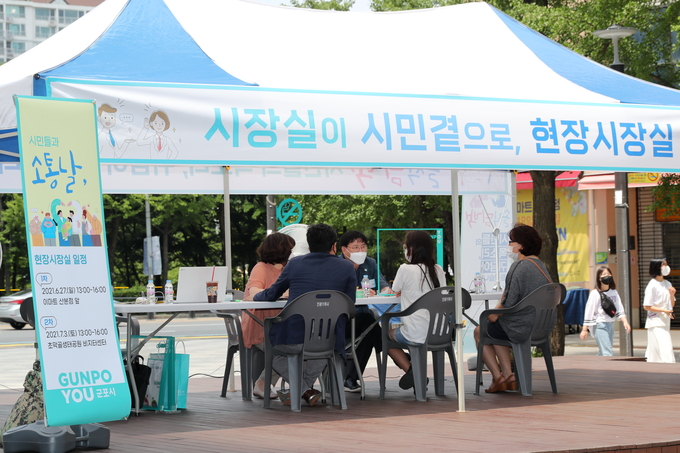 한대희 군포시장(왼쪽 세번째)이 야외 현장시장실에서 시민들의 민원을 듣고 있다. (사진=군포시 제공)