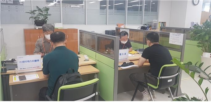 화성사공회의소 화성시일자리센터가 지난 23일부터 이틀간 '2021 자동차부품 업체 대상 온 오프 채용박람회를 개최했다. (사진=화성상공회의소 제공)