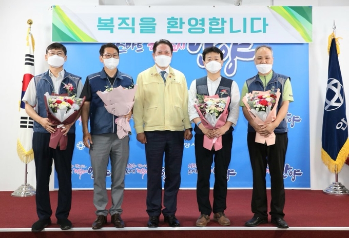 최대호 안양시장이 임용장을 수여한 뒤 기념촬영을 하고 있다. (사진=안양시 제공)