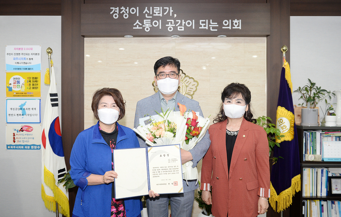 파주시의회는 이달의 칭찬공무원으로 신규정 팀장을 선정하고 표창했다. (사진=파주시의회 제공)