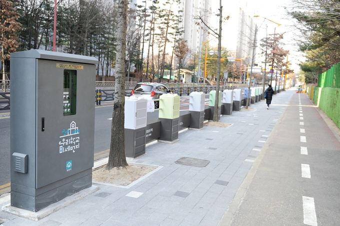 부천시가 통학로에 인접한 도로에서 발생하는 차량 오염물질, 도로변 비산먼지를 차단하고 등하교 시간과 미세먼지 농도에 따라 자동으로 정화하는 장치를 설치해 운영 중이다. (사진=부천시 제공)