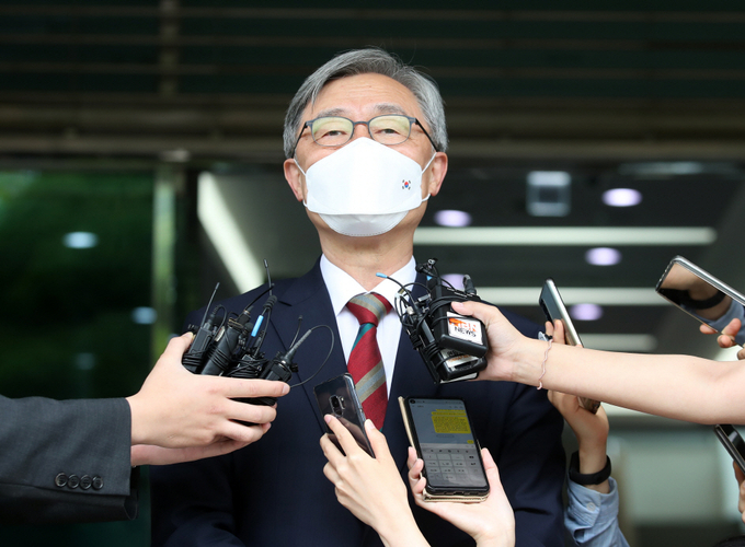 야권의 잠재적 대권주자로 거론되는 최재형 감사원장이 28일 오전 서울 종로구 감사원으로 출근하며 취재진에게 감사원장 사퇴 등 거취와 관련해 입장을 밝히고 있다. (사진= 연합뉴스) 