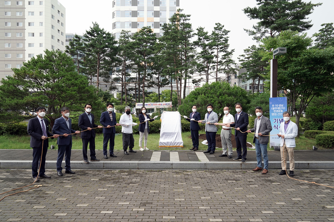 성남시청 앞 광장에서 8·10 성남(광주대단지)민권운동 50주년 표석 제막 중이다. (사진=성남시 제공)