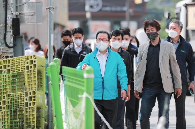 조광한 남양주시장은 28일 화도읍 가곡리 도로 확장 공사와 관련된 주민 건의 사항을 확인하기 위해 민원 현장을 방문했다.(사진=남양주시 제공)