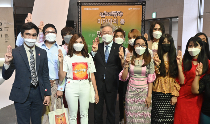 28일 오전 10시 경기아트센터에서 ‘미얀마의 봄, 두 번째 이야기 평화사진전’ 개막식이 열렸다. 사진은 미얀마인들과 세 손가락 경례를 하고 있는 이재명 지사의 모습 (사진=황준선 기자)