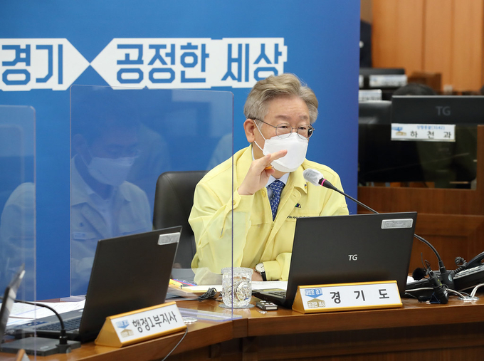 29일 오전 경기도청 재난상황실에서 열린 국무총리 주재 중앙재난안전대책본부 (영상)회의에서 이재명 경기도지사가 발언하고 있다.