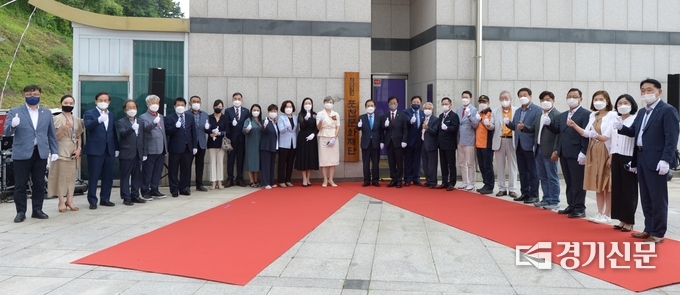 (재)포천문화재단 현판식이 끝난 후 내빈들이 기념촬영하고 있다. (사진=포천시 제공)