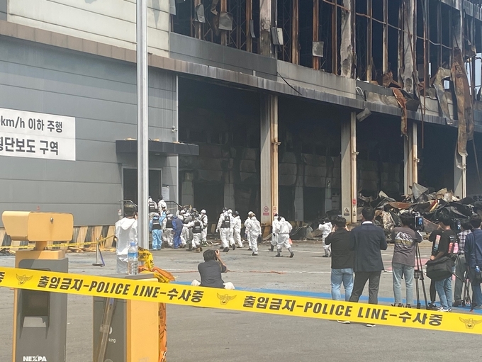 합동감식 관계자들이 건물 안으로 들어가고 있다. (사진=김은헤 수습기자)